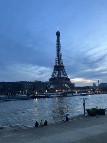 パリの静かな夕暮れ、セーヌ河畔のひととき