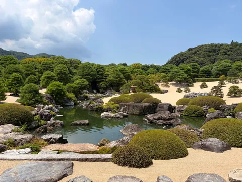 時を刻む、静寂の庭園