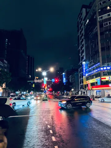 雨上がりの都会の夜景
