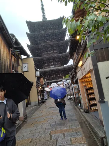 雨音と古都の情景