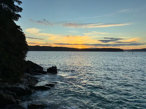 静寂の夕暮れ、水面の煌めき