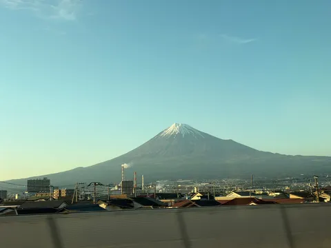 工業地帯と富士山の静かな対比
