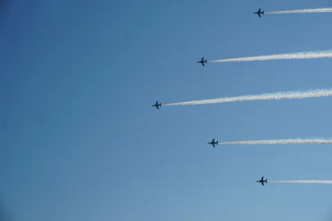 空を彩る、青き軌跡