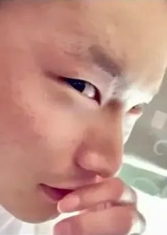 考え中の指先