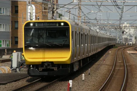 電車が曲がる、都会の風景