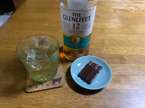 猫コースターとチョコレート、お酒