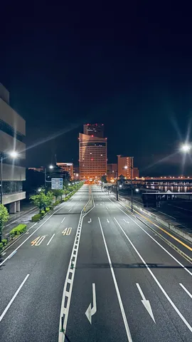 夜の静寂、光の誘い