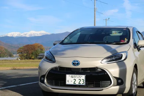 季節を纏う、雪化粧の山と愛車