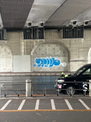 高架下のグラフィティとタクシー