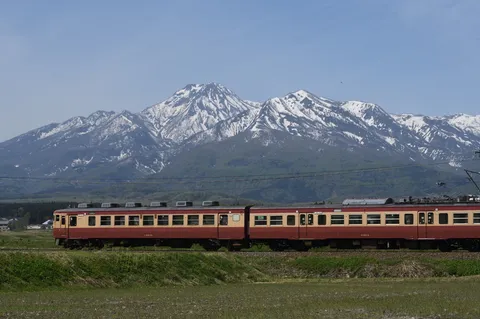 雪山と列車の、静かな旅路