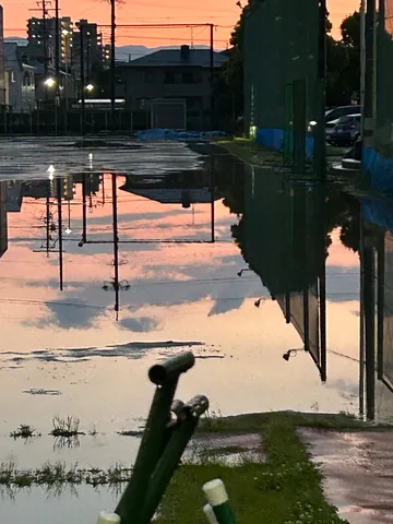 雨上がりの空とテニスコート