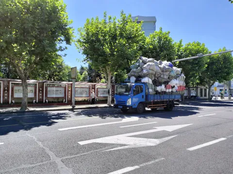 青空と積み荷の影