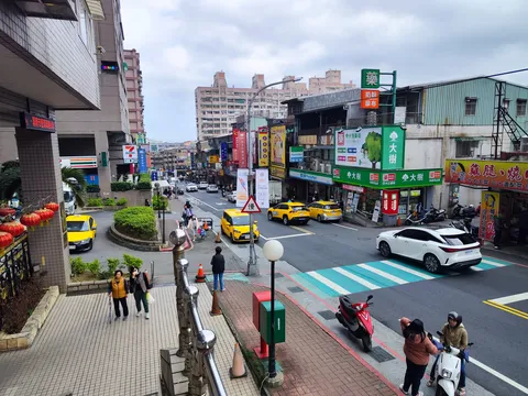 黄色いタクシーと街角の交差点