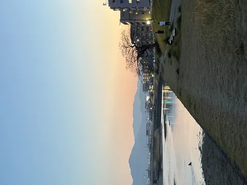 茜空が映る水辺の道