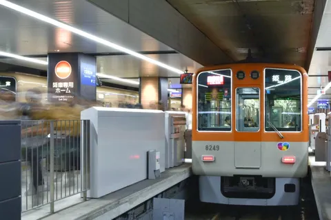 橙色の電車と駅の息遣い