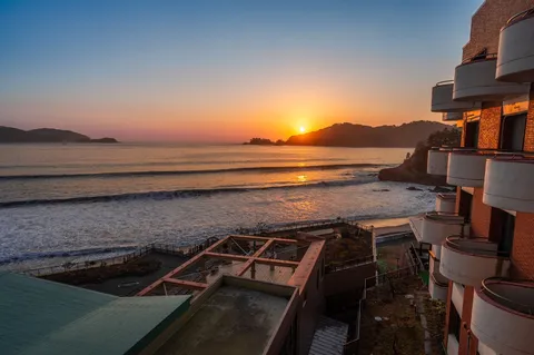 海辺にほどける夕暮れ