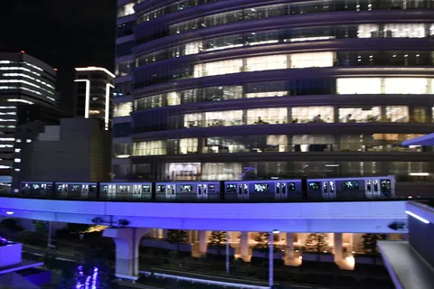 夜景を駆け抜ける光の列車