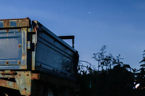 夜空に佇む古びた車体