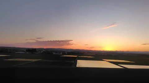 水鏡に映る夕焼け、日本の原風景