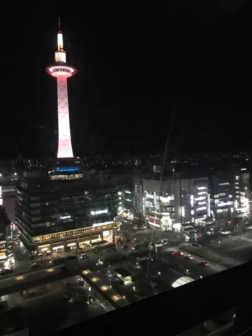 夜空に輝くタワーと街の灯り