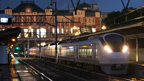 夜の駅で光を走らす列車
