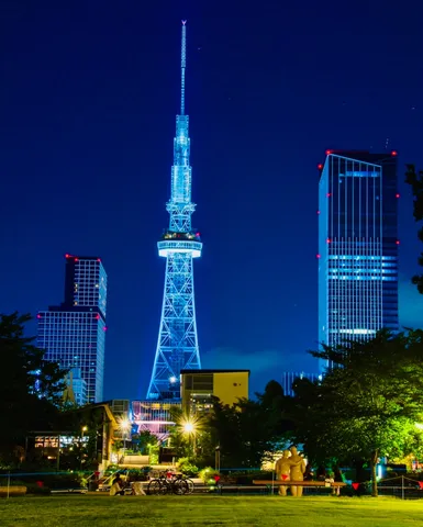 夜空に立つ光の塔