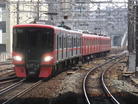 赤い列車と伸びる線路
