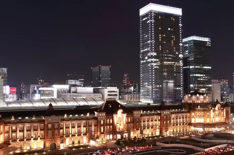 都会の夜景、歴史的建造物とのコントラスト