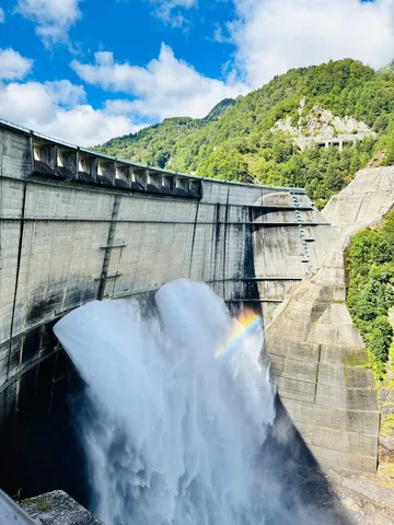 虹を生む巨大放水