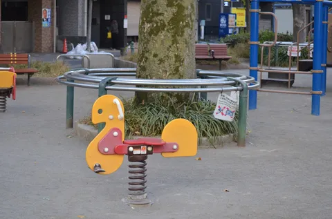 春を待つ公園の遊具