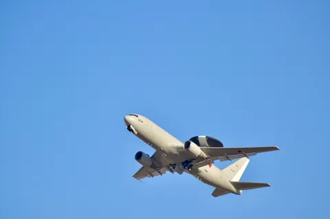 青空にドデカい目玉が飛ぶ
