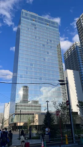 青空に輝く未来都市