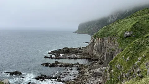 霧まとう雄大な海岸線