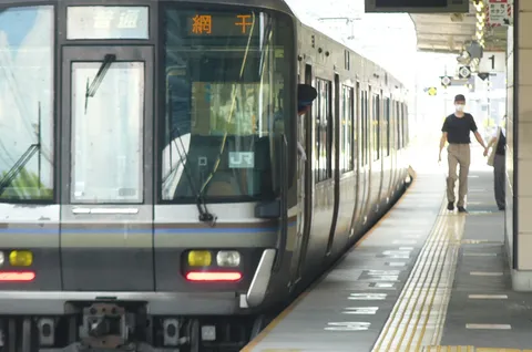 光差す駅の情景