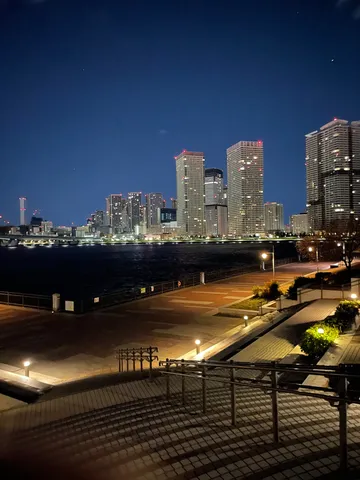 水辺の夜景と階段の物語