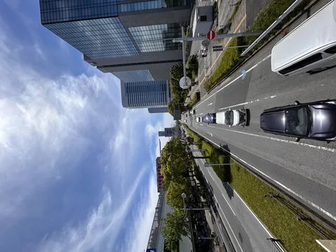 都市の幹線道路とビル群