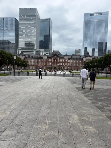 近代建築と石畳のコントラスト