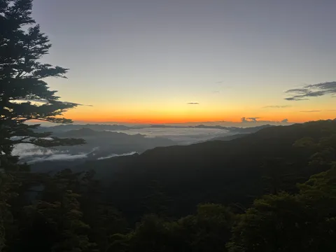 夕焼け山脈の霧の幕