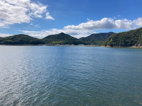 青い海と緑の山々、穏やかな風景