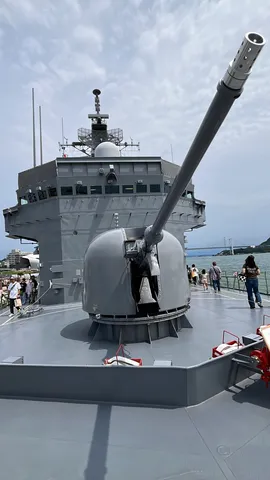 主砲見上げる、艦船の甲板
