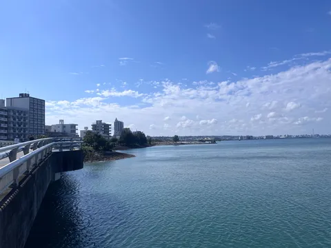 青い海と空、都会のコントラスト