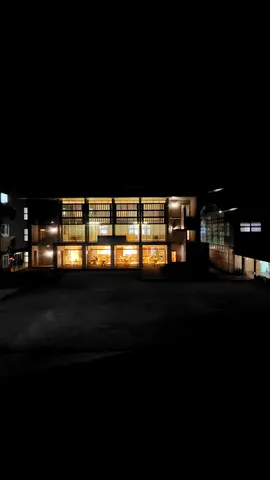 夜の静寂、光と影のコントラスト