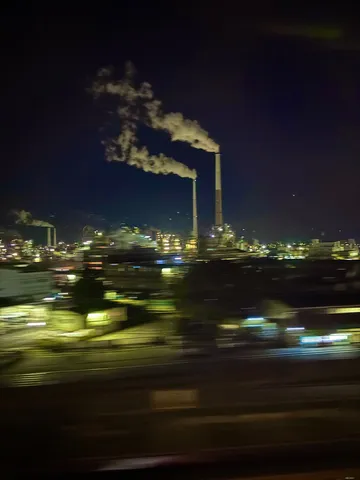 夜空に煙を吐く工場地帯