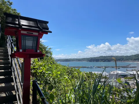 夏空に映える海辺の赤提灯