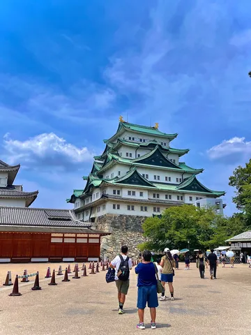 お城と空と旅人たち