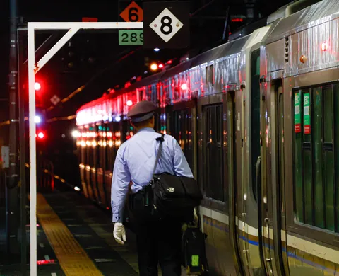 深夜の駅、出発前の静寂