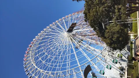 晴れ渡る空、時を紡ぐ観覧車