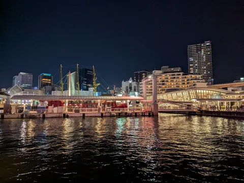 水面にほどける夜景