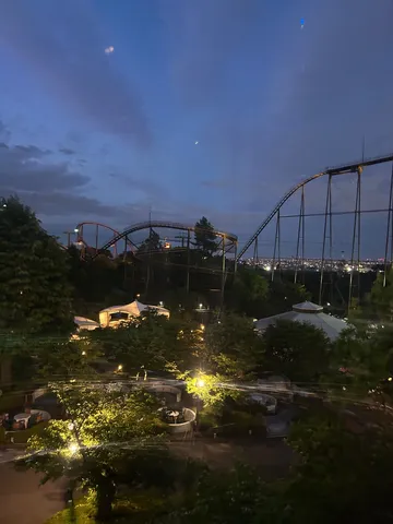 夜の遊園地、幻想的なひととき