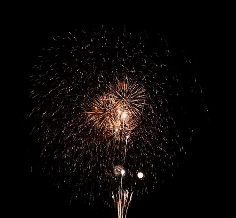 夜空に咲く金色の花火